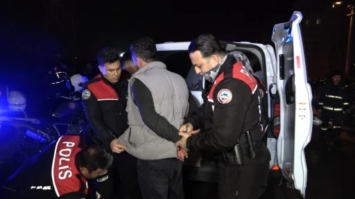 Benzin d&ouml;kerek hem kendinin hem de kız arkadaşının aracını yaktı
