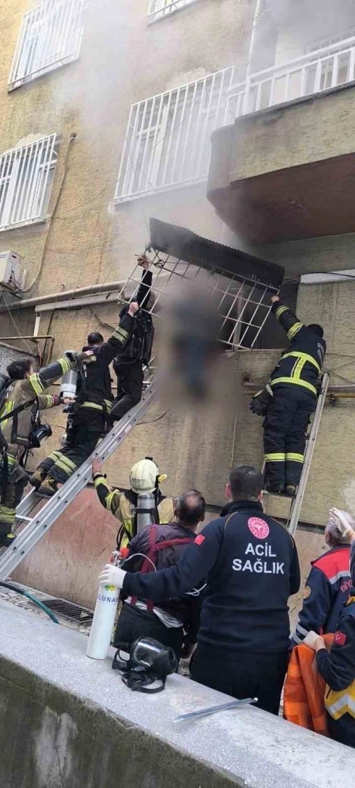 Berber d&uuml;kkanında &ccedil;ıkan yangında mahsur kalan &ccedil;ırak kurtarıldı
