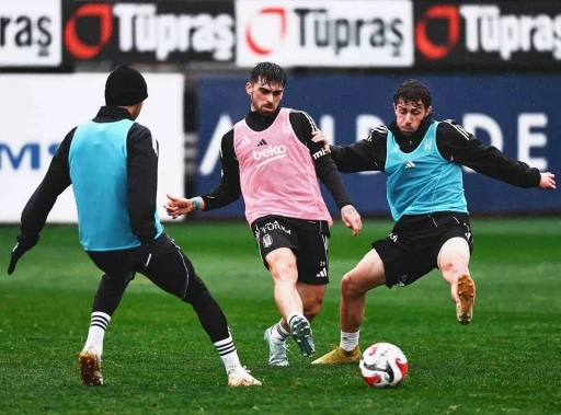 Beşiktaş, g&uuml;n&uuml; iki antrenmanla tamamladı
