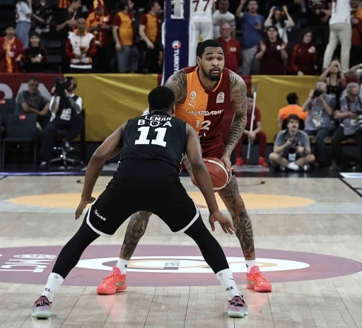 Beşiktaş ile Galatasaray yarı final i&ccedil;in parkeye &ccedil;ıkacak
