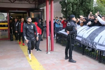 Beşiktaş kafilesi, Samsun’da çiçeklerle karşılandı
