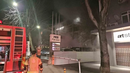Beşiktaş'ta L&uuml;ks Ara&ccedil; Yangını: 100 Milyon Liralık Hasar ve Kundaklama Ş&uuml;phesi