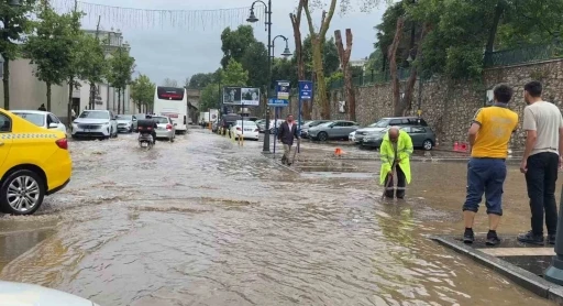 Beşiktaş&rsquo;ta &Ccedil;ırağan Caddesi g&ouml;le d&ouml;nd&uuml;: S&uuml;r&uuml;c&uuml;ler zor anlar yaşadı
