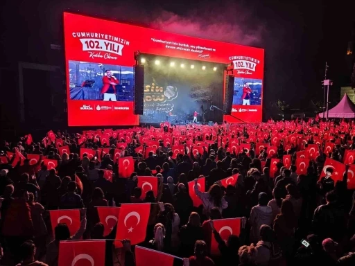 Beşiktaş’ta Cumhuriyet Bayramı kortej yürüyüşü ve konserle kutlandı