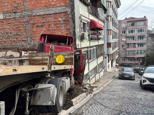 Beşiktaş&rsquo;ta facianın eşiğinden d&ouml;n&uuml;ld&uuml;: Freni boşalan tır binaya &ccedil;arptı
