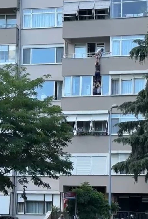 Beşiktaş’ta intihar girişiminde bulunan kadını komşuları son anda kurtardı: O anlar cep telefonu kamerasında
