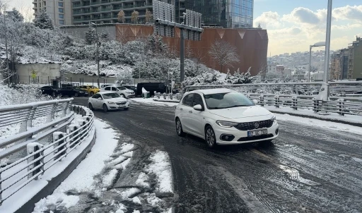 Beşiktaş&rsquo;ta kar yağışı nedeniyle ara&ccedil; yolda kaldı
