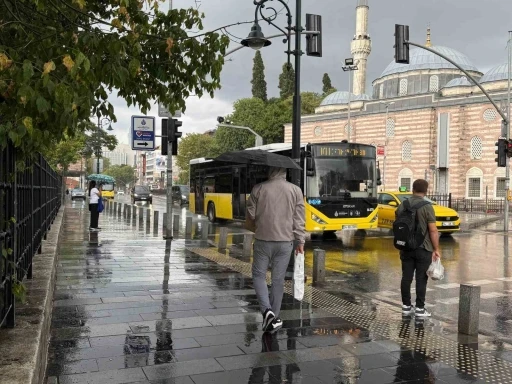 Beşiktaş&rsquo;ta sağanak etkili oluyor
