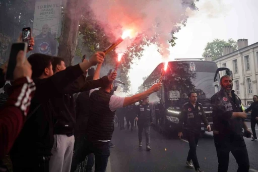 Beşiktaşlı taraftarlar, takımlarını şampiyon gibi karşıladı
