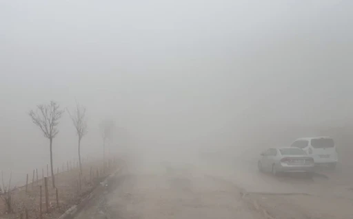 Besni&rsquo;de sağanak yağış ve yoğun sis etkili oldu
