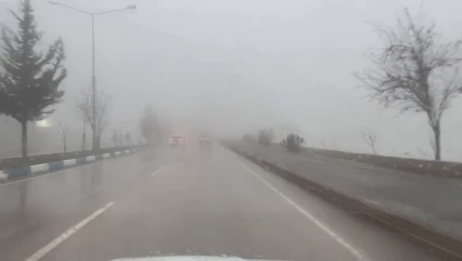 Besni&rsquo;de yoğun sis ve sağanak etkili oldu
