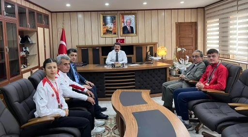 Besnili şampiyon sporculardan Kaymakam Aslan&rsquo;a ziyaret
