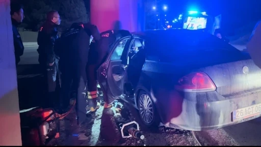Beton kolona &ccedil;arpan otomobildeki ağır yaralı şahıs hastanede hayatını kaybetti
