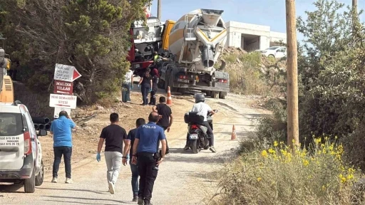 Beton mikseri ile kayan kamyonetin arasında kalan sürücü hayatını kaybetti
