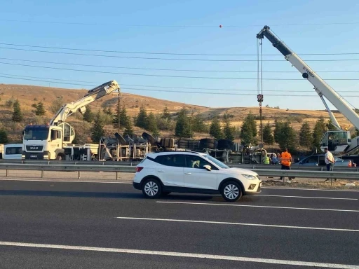 Beton mikseri otomobilin üzerine devrildi: 6 yaralı
