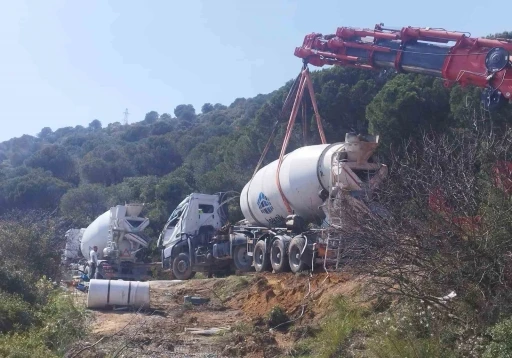 Beton mikseri yan yattı, sürücü ağır yaralandı

