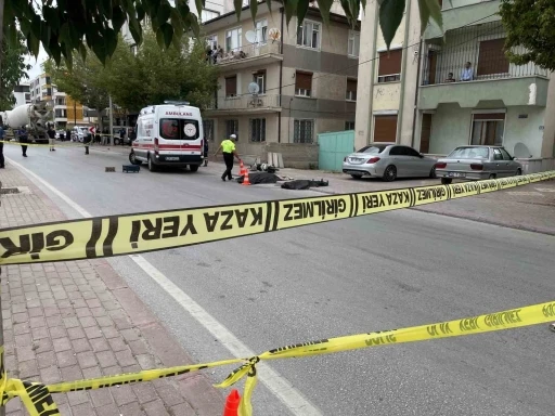 Beton mikserinin &ccedil;arptığı elektrikli bisikletin s&uuml;r&uuml;c&uuml;s&uuml; &ouml;ld&uuml;

