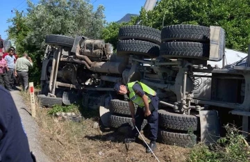 Beton mikserinin içinde sıkışan sürücüyü itfaiye ekipleri kurtardı
