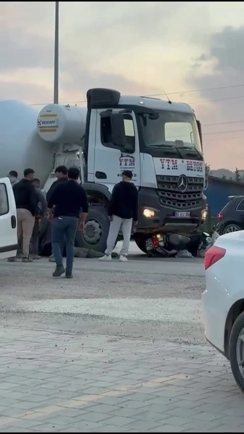 Beton mikseriyle &ccedil;arpışan motosikletin s&uuml;r&uuml;c&uuml;s&uuml; yaralandı

