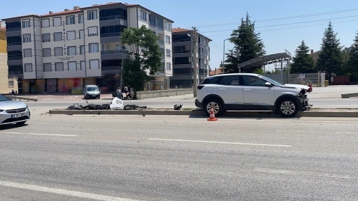 Beton mikseriyle temas eden araç refüje savruldu
