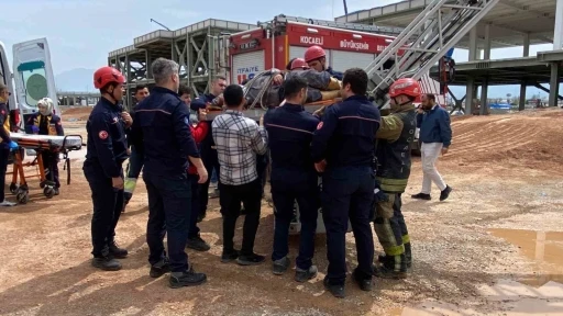 Beton perdah makinesinin &ccedil;arptığı iş&ccedil;i ağır yaralandı
