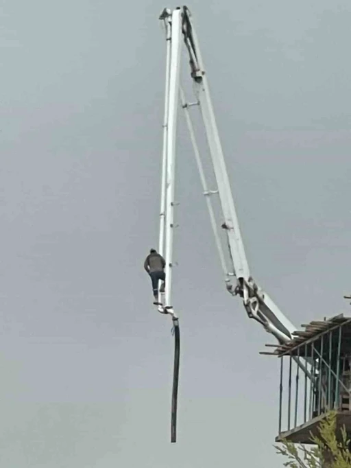 Beton pompasının &uuml;zerinde metrelerce y&uuml;ksekliğe &ccedil;ıkan iş&ccedil;i, canını hi&ccedil;e saydı
