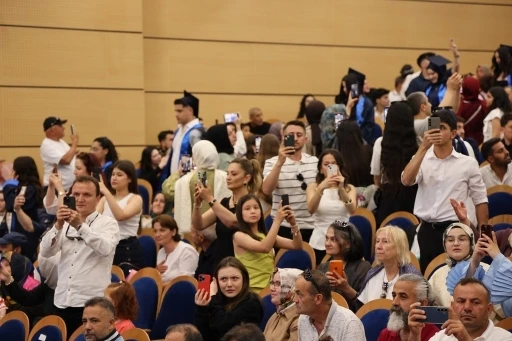 BEUN&rsquo;da sağlık ordusunun yeni neferleri mezuniyet coşkusu yaşadı
