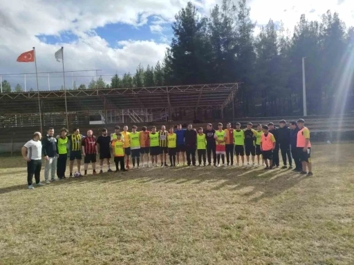 Beyağa&ccedil;lı vatandaşlar ile polisler dostluk ma&ccedil;ı oynandı
