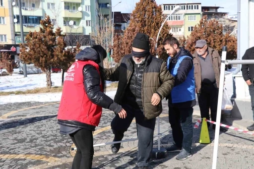 Beyaz bastonlarla engelleri aşmaya &ccedil;alıştılar

