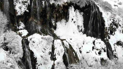Beyaz gelinliğini giyen Girlevik Şelalesi kışın da g&ouml;z kamaştırıyor
