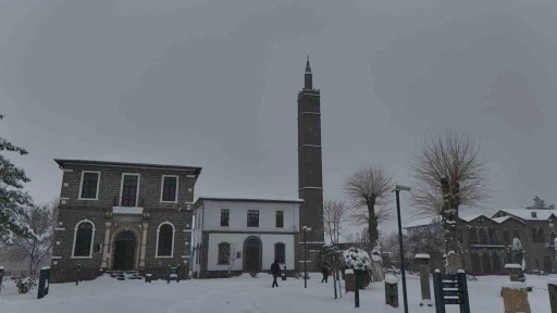 Beyaza b&uuml;r&uuml;nen 10 bin yıllık kent dronla g&ouml;r&uuml;nt&uuml;lendi
