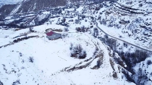 Beyaza b&uuml;r&uuml;nen 2 bin rakımdaki mahalleler havadan g&ouml;r&uuml;nt&uuml;lendi
