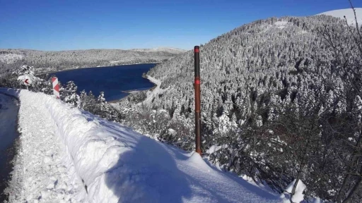 Beyaza b&uuml;r&uuml;nen Abant&rsquo;ta kartpostallık manzara: Kar kalınlığı 1 metreyi buldu
