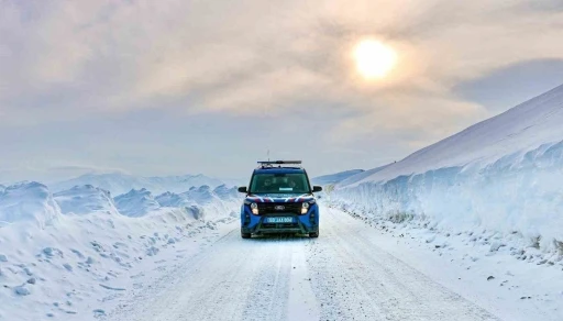 Beyaza b&uuml;r&uuml;nen Bayburt&rsquo;ta jandarma ekipleri g&ouml;rev başında
