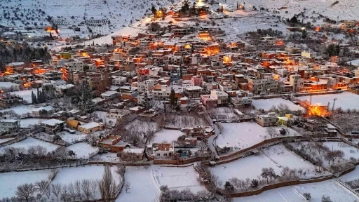 Beyaza b&uuml;r&uuml;nen mahalle ihtişamı ile kendine hayran bıraktı
