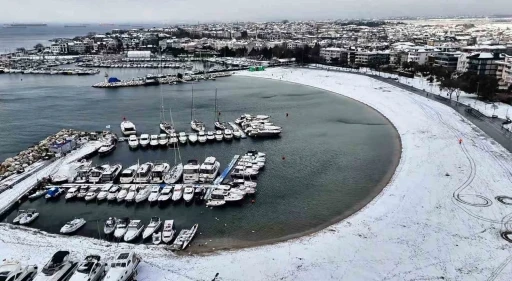 Beyaza b&uuml;r&uuml;nen Yeşilk&ouml;y sahili havadan g&ouml;r&uuml;nt&uuml;lendi

