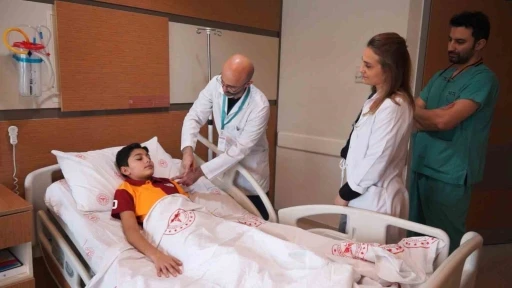 Beyin kanaması ge&ccedil;iren &ccedil;ocuk ameliyatsız tedavi ile hayata tutundu
