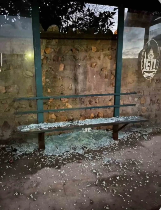 Beykoz’da durak camlarını hedef alan iki şüpheli yakalandı
