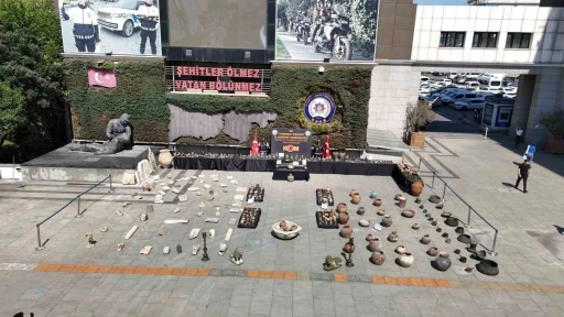 Beykoz&rsquo;da ele ge&ccedil;irilen 10 bini aşkın eser ve sikkeler emniyette sergilendi
