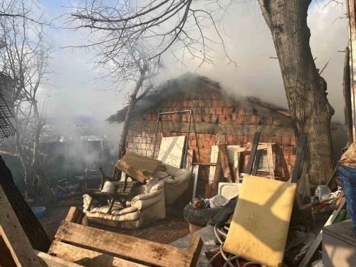 Beykoz&rsquo;da gecekonduda yangın paniği: Odunluk ve &ccedil;atı zarar g&ouml;rd&uuml;
