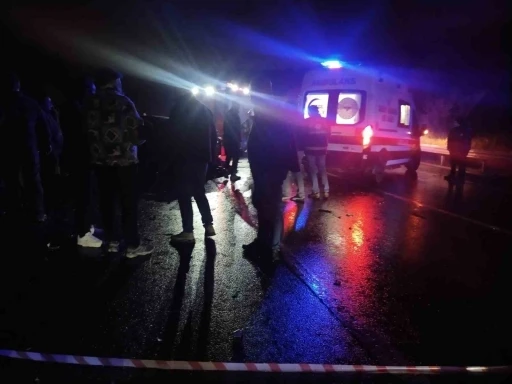 Beykoz&rsquo;da iki ara&ccedil; kafa kafaya &ccedil;arpıştı: 1 &ouml;l&uuml;, 5 yaralı
