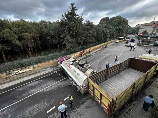 Beykoz’da su tankeri geri manevra yaparken devrildi: 1 yaralı
