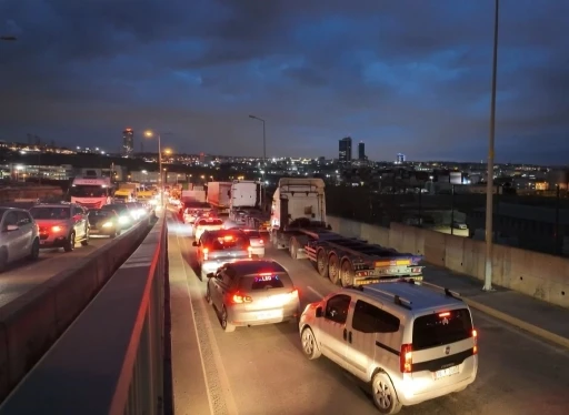 Beylikd&uuml;z&uuml; Ambarlı&rsquo;da eylem yapan tır şof&ouml;rleri nedeniyle trafik durma noktasına geldi
