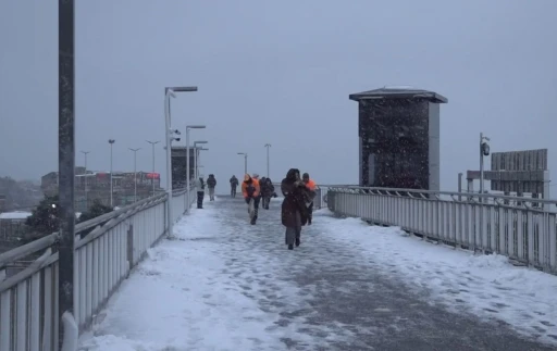 Beylikd&uuml;z&uuml; metrob&uuml;st &uuml;st ge&ccedil;idi karla kaplandı
