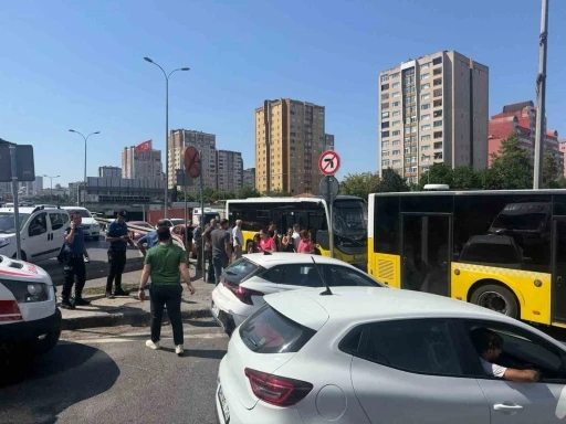 Beylikd&uuml;z&uuml;&rsquo;nde 2 İETT &Ouml;zel Halk Otob&uuml;s&uuml; &ccedil;arpıştı: 2 yaralı
