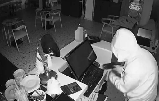 Beylikd&uuml;z&uuml;&rsquo;nde 3 işyerinden toplam  51 bin 500 TL &ccedil;alan hırsızlar kamerada
