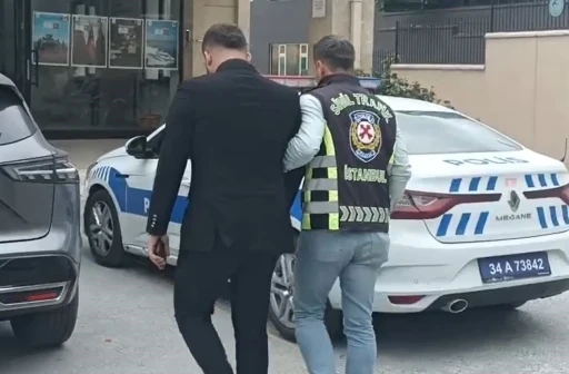 Beylikd&uuml;z&uuml;&rsquo;nde ara&ccedil; s&uuml;r&uuml;c&uuml; motosikletliye saldırdığı anlar kamerada
