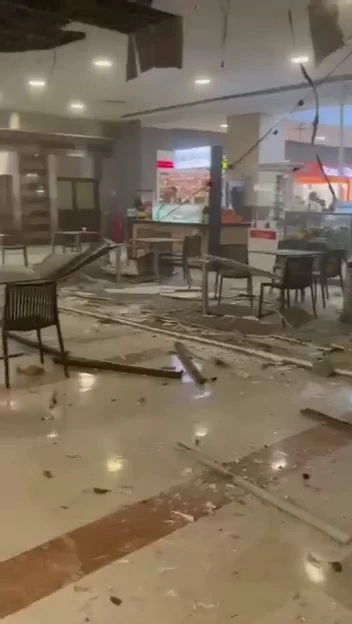 Beylikdüzü’nde AVM’nin yemek katının asma tavanı çöktü
