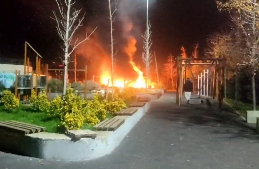 Beylikd&uuml;z&uuml;&rsquo;nde &ccedil;ocuk parkı alev alev yandı
