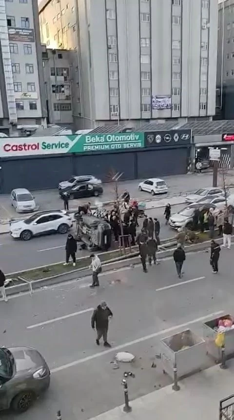 Beylikd&uuml;z&uuml;&rsquo;nde direğe &ccedil;arpan ara&ccedil; takla attı
